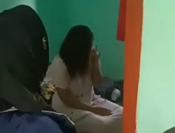 Viral, Lagi Asyik Begituan di Kamar Kos, Istri Grebek Suaminya Bareng Pelakor