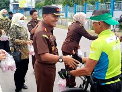 Ramadhan Berkah, Kejari Majene Bagi-bagi Takjil untuk Berbuka Puasa