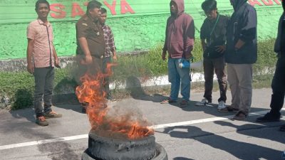 Dana Hibah Pilkada Majene, Puluhan Mahasiswa Bakar Ban di Depan Kejari Majene