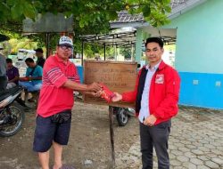 Anggota DPRD Majene dari PSI Bagi-Bagi Oli Mesin kepada Pengemudi Bentor