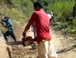 Tak Kunjung Diperhatikan Pemkab, Warga Pao Pao Polman Terpaksa Singkirkan Batu Longsor dengan Senso
