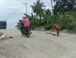 Sungguh Mulia Hati Papi, Seorang Diri Ratakan Jalan Bergelombang di Poros Rangas Soreang