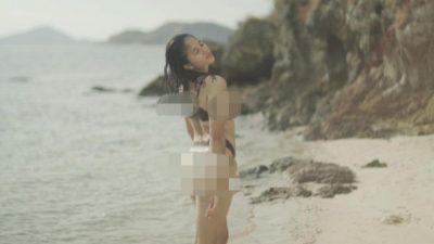 sitha marino berbikini di pantai