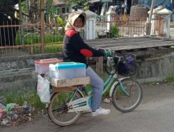 Jual Kue Keliling dengan Sepeda di Majene, Ibu Ini Bertahan Hidup dengan Tujuh Anak