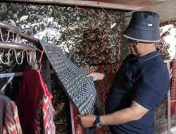 Berkunjung ke UMKM di Desa Bambu, Akmal Ajak Masyarakat Promosikan Tenun Sekomandi