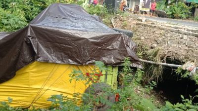 truk terbalik di tinambung