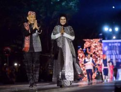 Pj Gubsulbar Fashion Show dengan Batik Sekomandi Kalumpang di Kemenparek