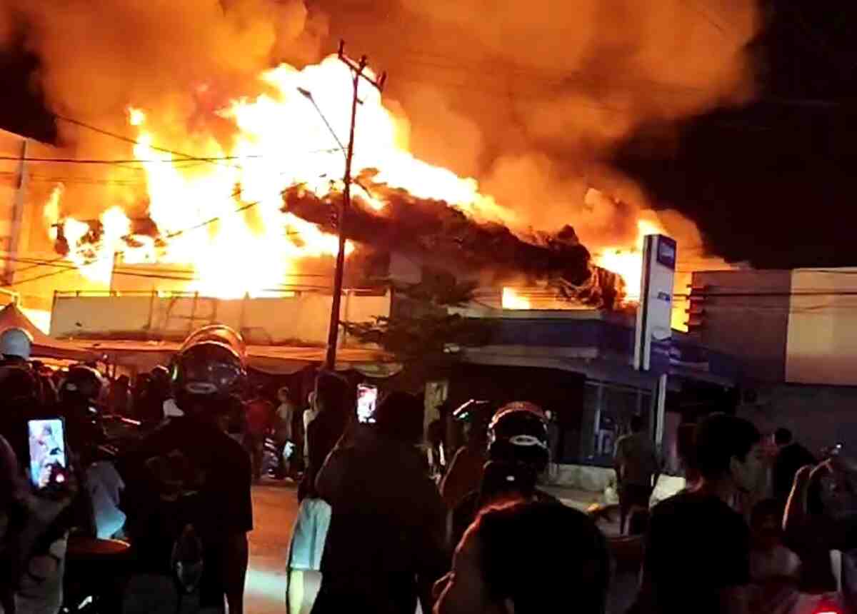 Pasar Inpres Manonda terbakar