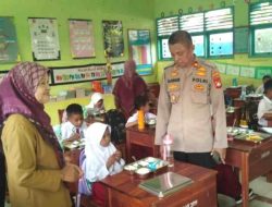 Kapolsek Sendana Kawal Penyaluran Makanan Bergizi Gratis di SPPG Majene Sendana Limbua