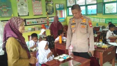 Kapolsek Sendana Kawal Penyaluran Makanan Bergizi Gratis di SPPG Majene Sendana Limbua