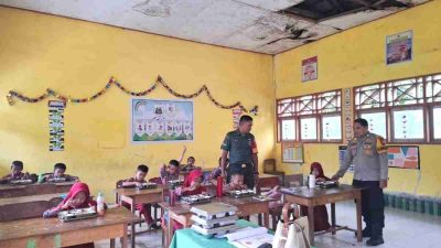 Bhabinkamtibmas Polsek Pamboang dan Babinsa Pantau Pemberian Makan Bergizi Gratis di Desa Adolang Dhua