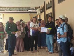 Ketua DPW IJS Majene Gelar Jumat Berkah, Bagikan Kue hingga Makanan untuk Warga