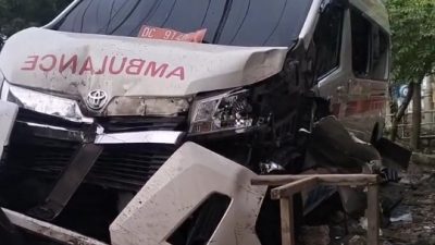 BreakingNews: Ambulance Antar Rujukan ke Makassar Tabrakan di Majene