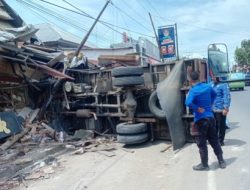 Truk Pakan Ayam 8 Ton Tabrak Rumah Warga dan Tiang Listrik di Polman