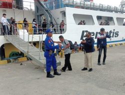 Satpolair Polres Majene Amankan Pemberangkatan KM Sabuk Nusantara 93 di Pelabuhan Passarang